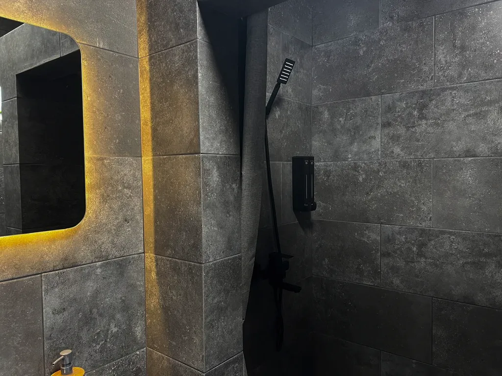 Уютный дом среди гор и леса