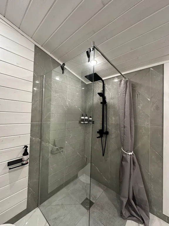 Дом на холме у леса