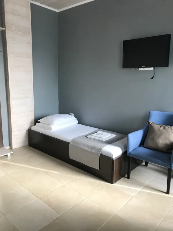 Трехместный номер, с двуспальной кроватью и односпальной, вид во двор