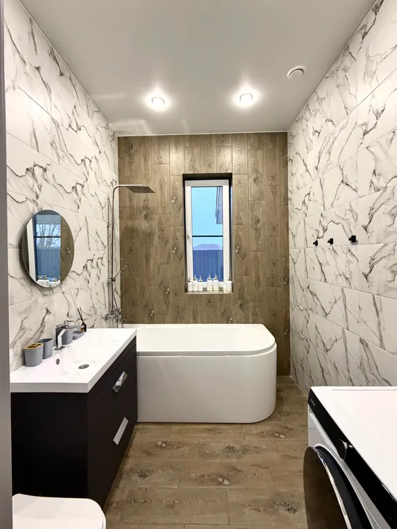 Уютный дом с панорамными окнами рядом с озером