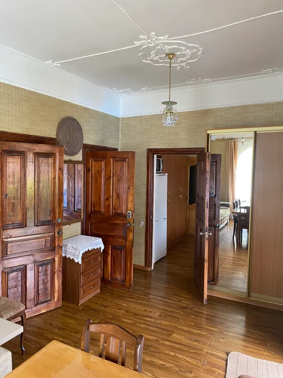 Дом с большим подогреваемым бассейнои, и уютной банькой