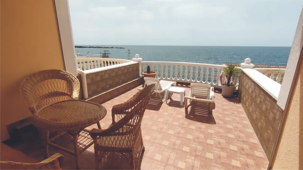 Коттедж - три этажа на берегу моря