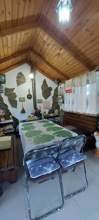 Уютный дом в черте города для комфортного отдыха в лесной местности