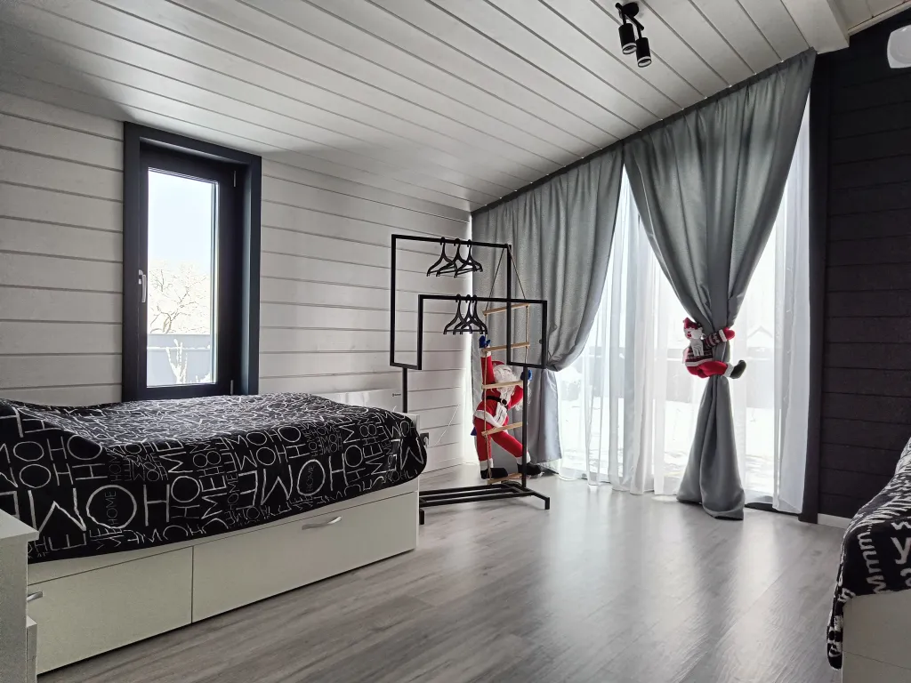 Уютный дом с панорамными окнами и бассейном на участке 15 соток