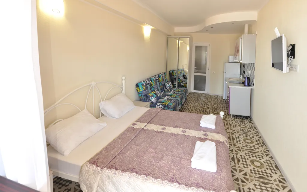 Уютная студия на первом этаже рядом с пляжем в Ливадии