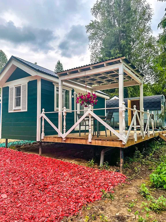 Зелёный домик в лесу на живописной улице