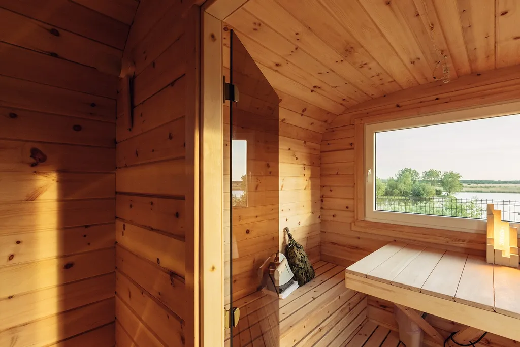 А-фрейм Ель на берегу реки