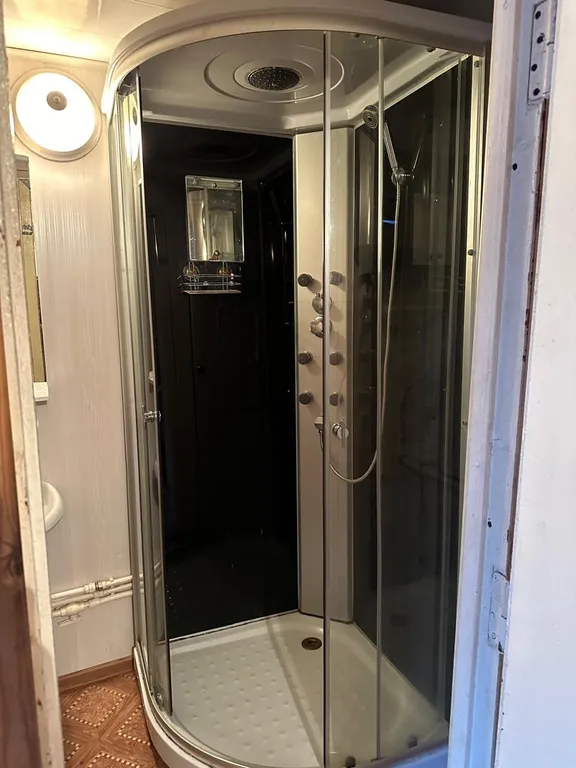 Домик рядом с озером