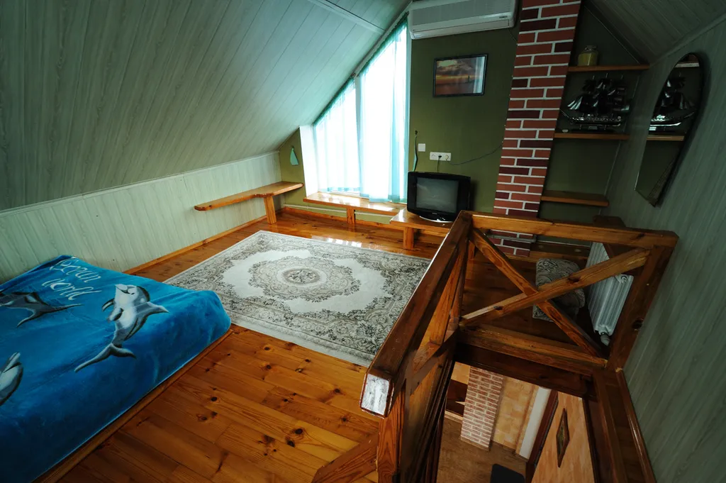 Дом с балконом, видом на море у пляжа и Воронцовского дворца