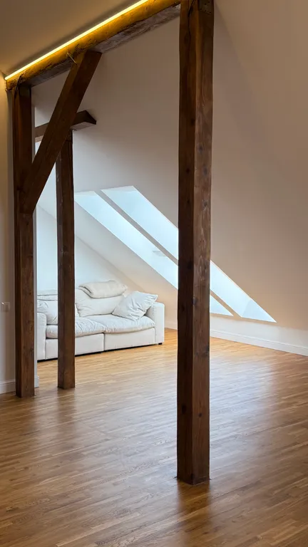 Лофт - мансарда с фронтальным видом на море