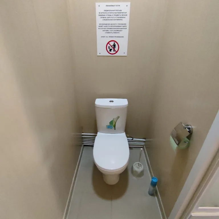 Дом на берегу озера с панорамным видом на лес