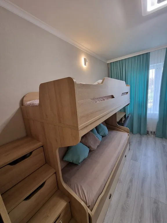 Уютный уголок около лесного озера