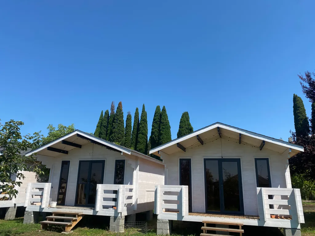 Коттеджный двор Green Kiparis Village — аренда посуточно в Гудаута