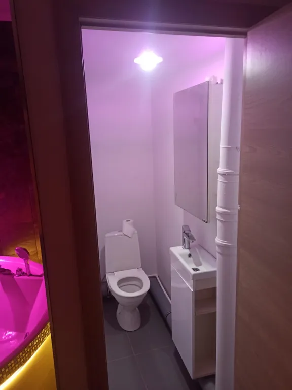 Студия с панорамными окнами и джакузи