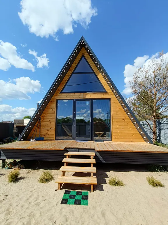 Уютный А-фрейм с чаном у озера