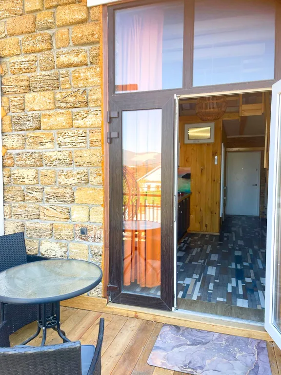 Дом с подогреваем бассейном, зоной отдыха в самом центре Новороссийска