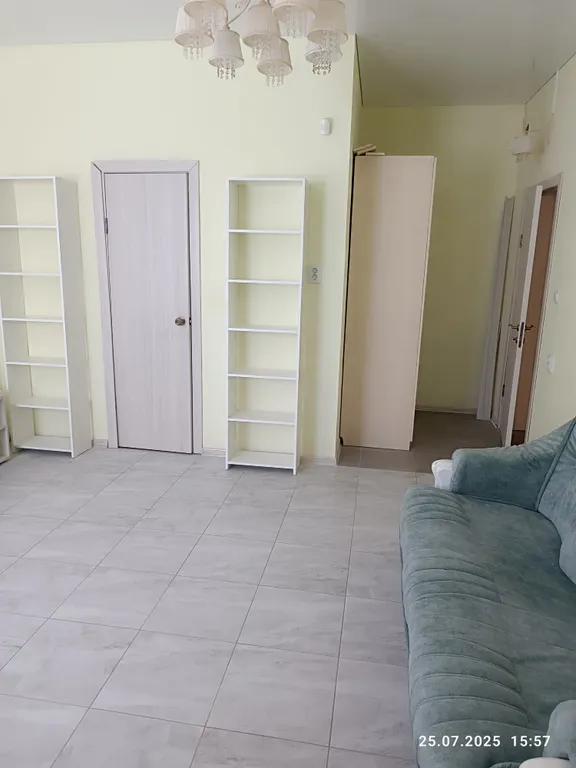 Уютная комната с отдельной кухней в коттедже