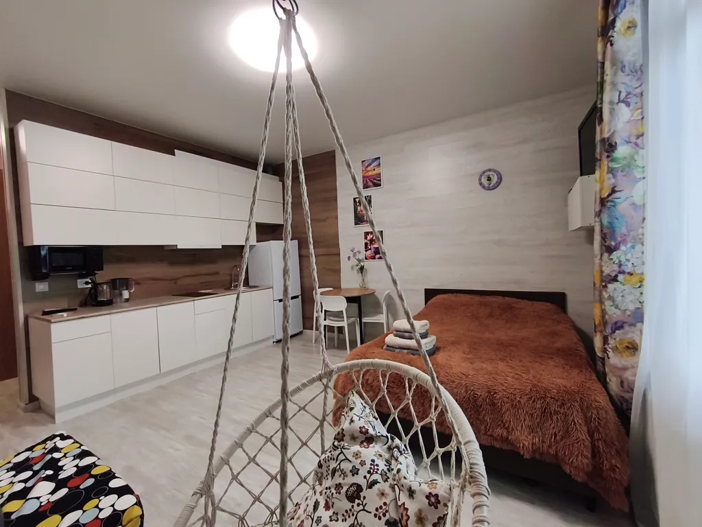 Светлая уютная студия с качелями и панорамным видом с балкон