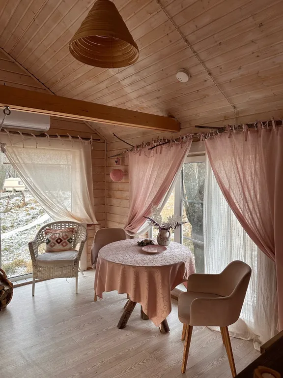 Коттедж Домик Рассвет с панорамными окнами в пол и гамаком — Тосно