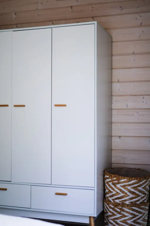 Белый дом на берегу водохранилища