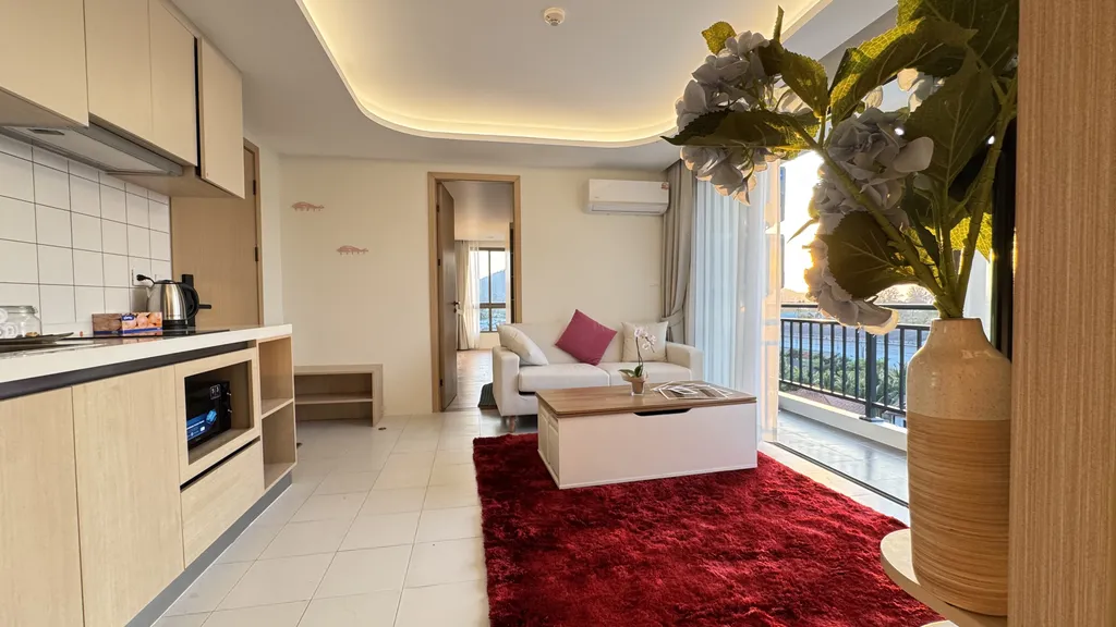 Двухкомнатная квартира у пляжа Камала с рабочим кабинетом, бассейном, залом