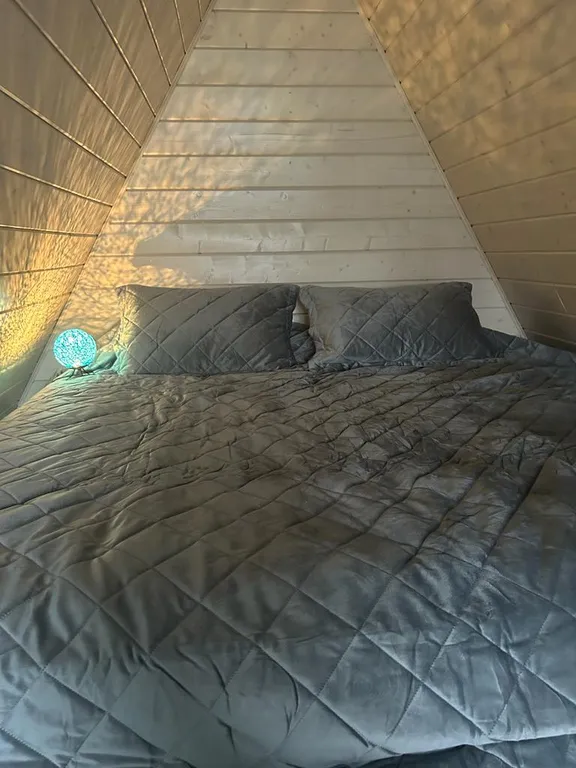 Дом-шалаш на берегу озера