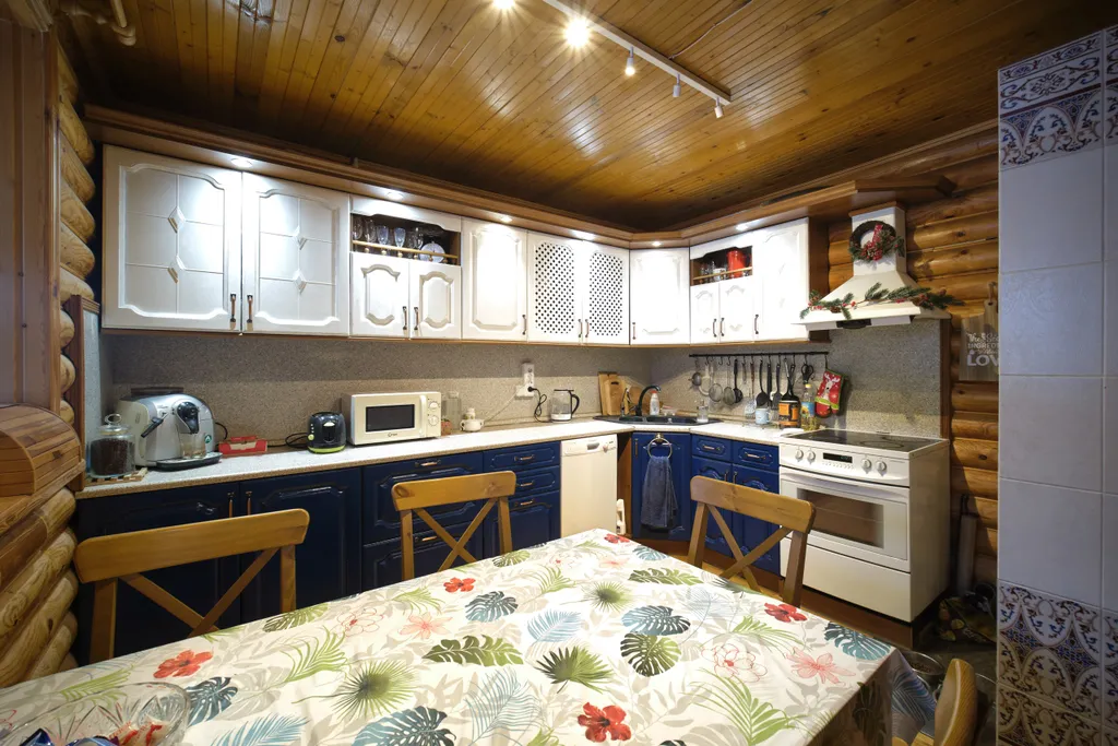 Уютный жилой зимний дом в сказочно живописном месте