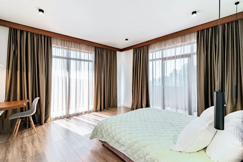 Стильный дом с теплым бассейном и сауной