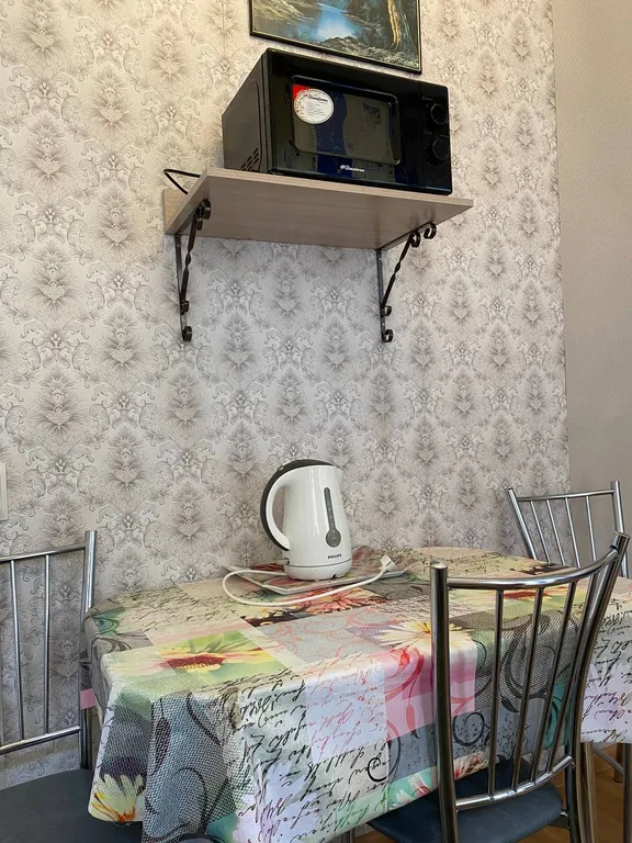 Трех,четырех местный номер,с кухней и двумя балконами,второй этаж.