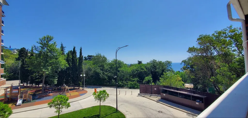 Современные апартаменты в живописном месте Ялты с видом на море