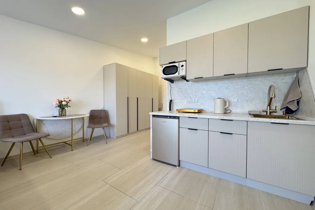 Красивая студия на берегу моря