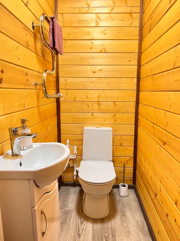 Дом на берегу речки