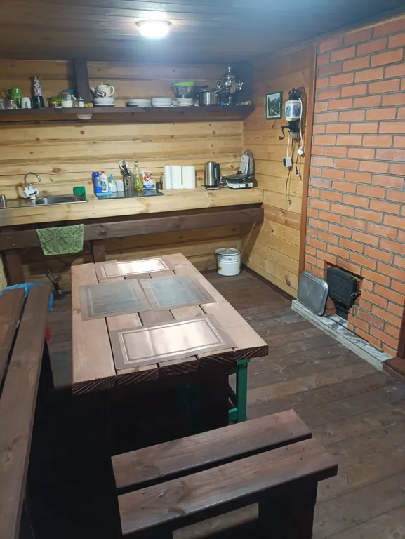 Домик в деревне на берегу реки