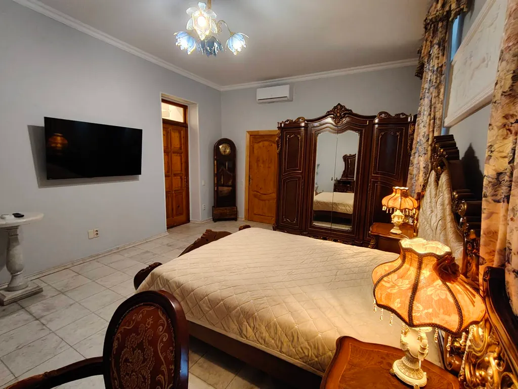 Частный дом с беседкой