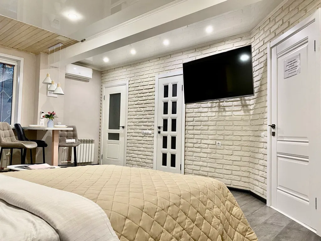 Дизайнерская студия ReDro, с большим ТВ, собственное крыльцо