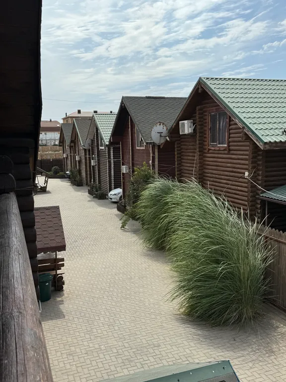 Деревянный домик возле моря