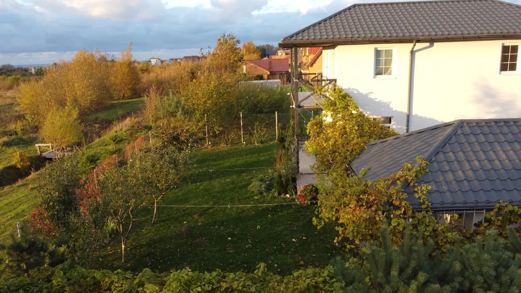 Дом с видом на море и отдельно стоящей баней.