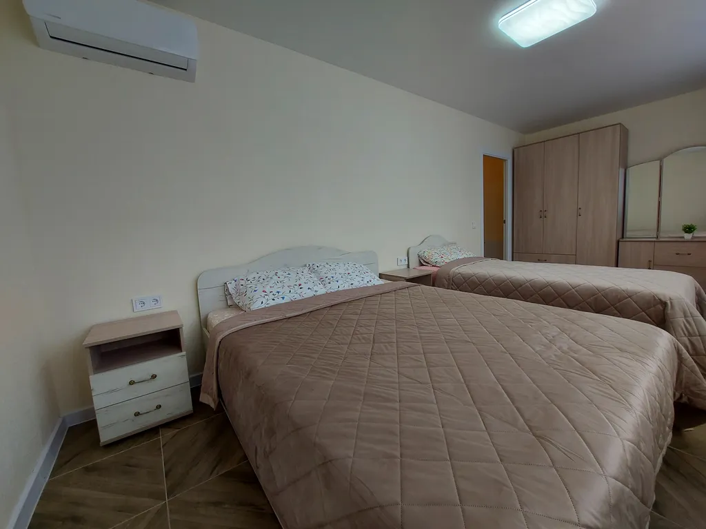 Благоустроенная двухкомнатная квартира рядом с монастырем