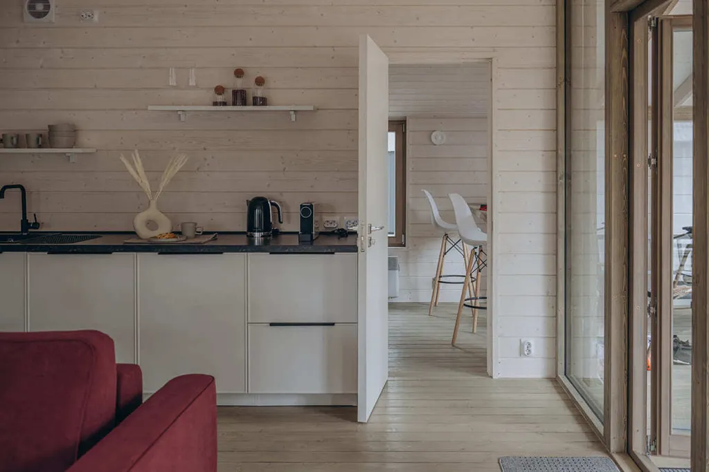 Дом 90m2 — чан, кухня, панорамный вид на лес