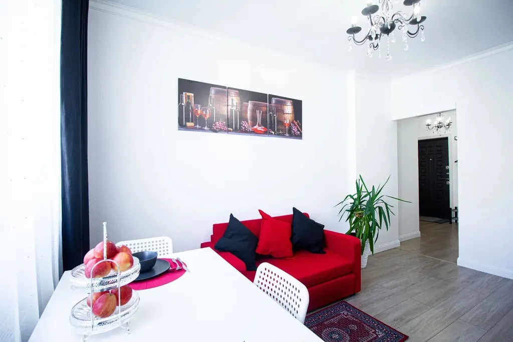 Шикарная дизайнерская квартира с кованой кроватью и камином