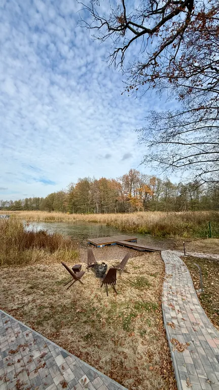 Уютный дом в лесу у озера вблизи от города