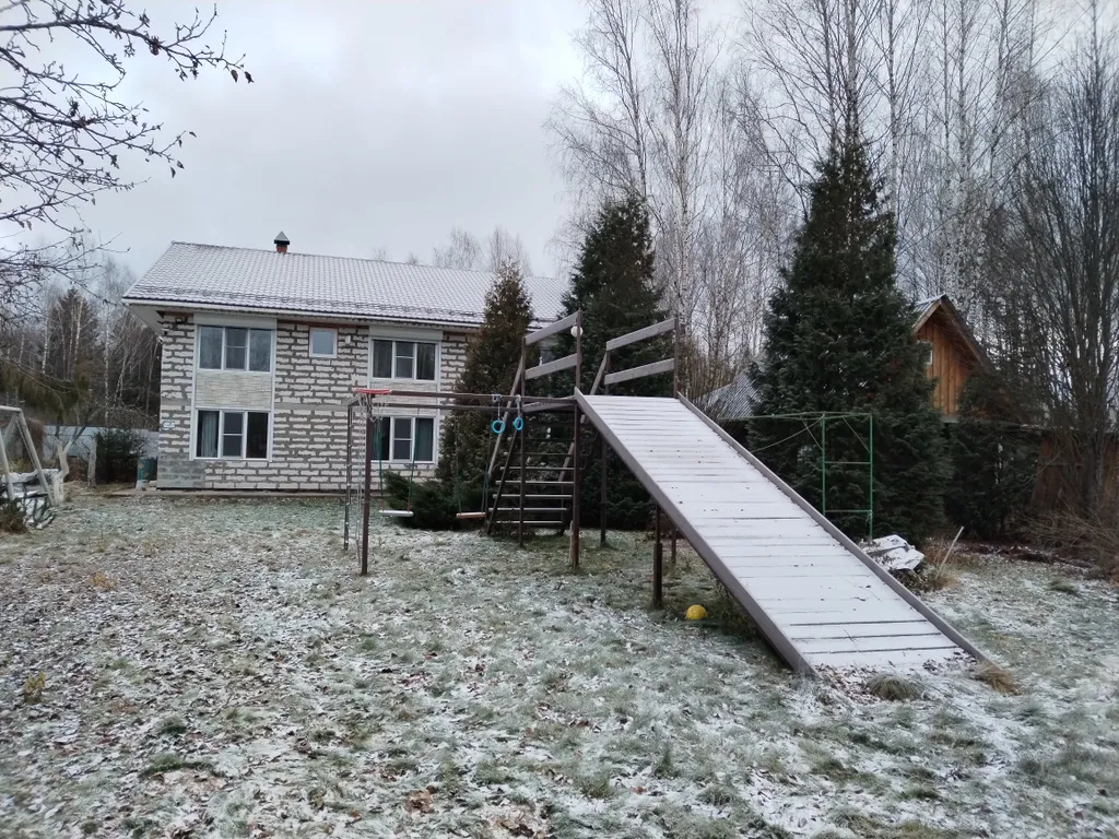 Большой коттедж в лесу