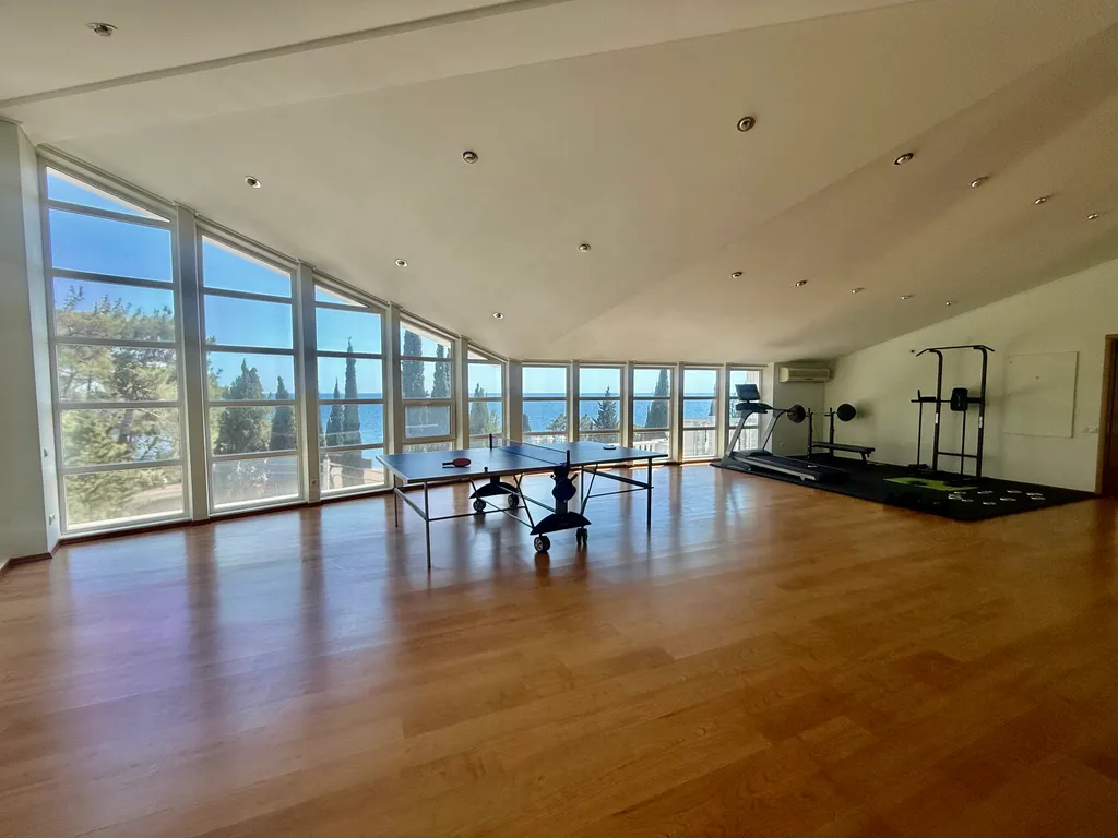 Вилла на берегу моря