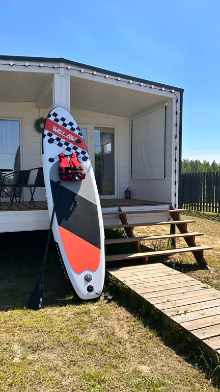 Уютный Белый дом у реки