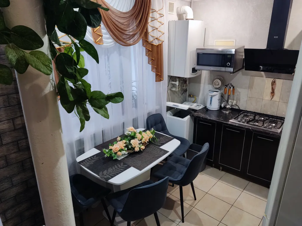 Коттедж с гаражом и двориком