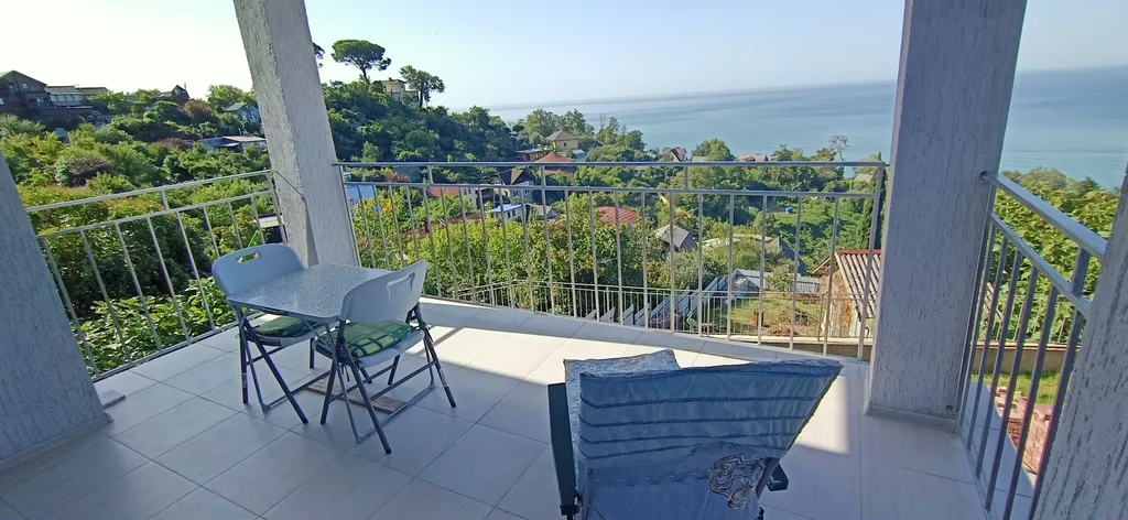 Коттедж с видом на море среди садов