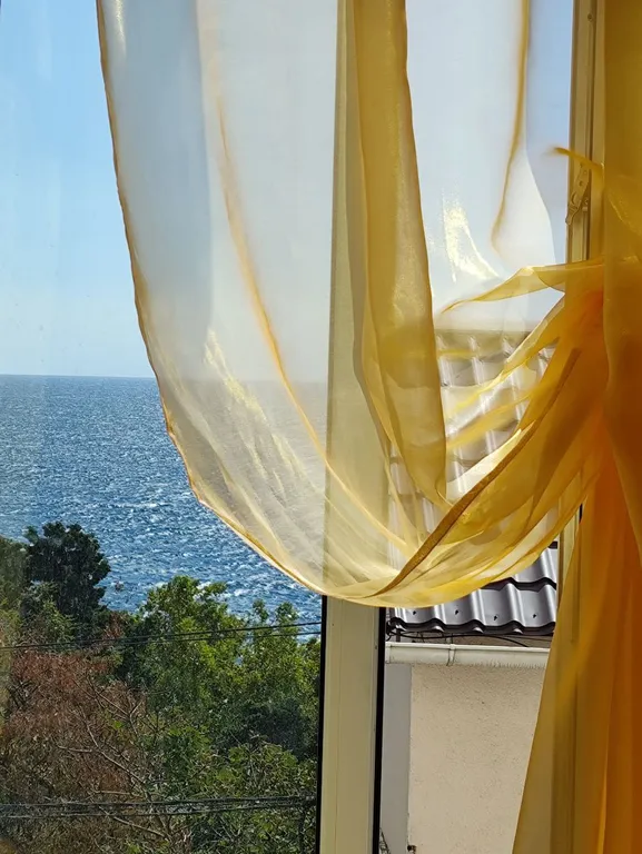 Трехместный номер с 2  кроватями и диваном. Стандарт с видом на море.