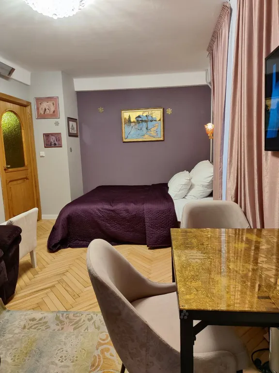 Арт квартира с 21 картиной, парком и бесплатным паркингом под окнами