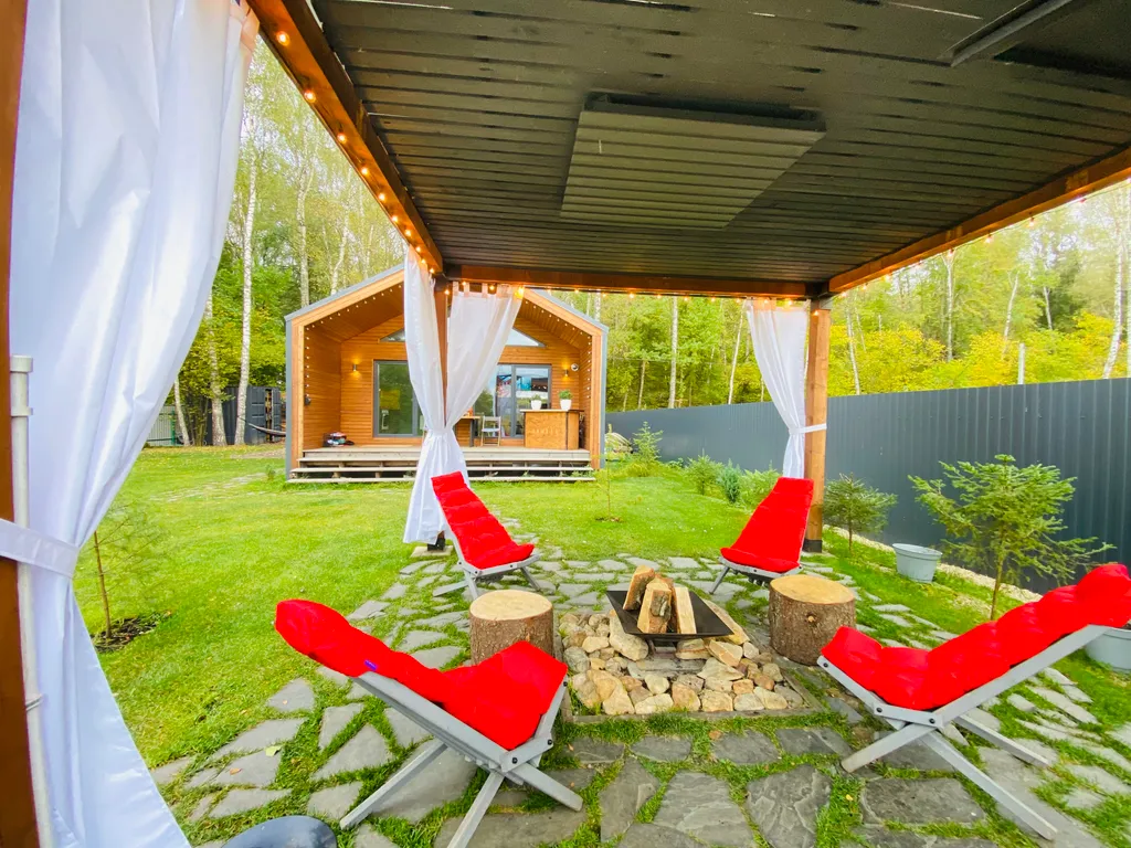 Дом в стиле Barn house в окружении леса