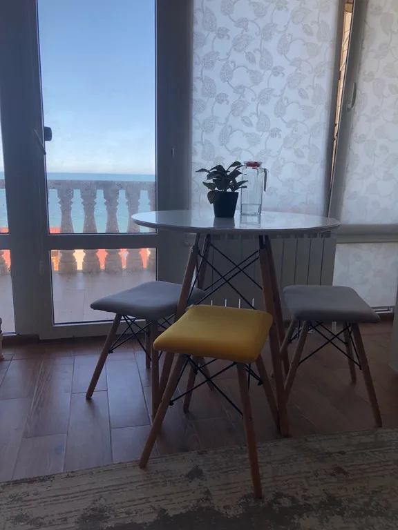 Квартира с видом на море, на берегу моря